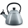 Le Creuset Kone Fluitketel 1,6 Liter Staal Mist Grey 1 Le Creuset Kone Fluitketel 1,6 Liter Staal Mist Grey -Pannen Verkoop lc 20201215 zs ps fs 40101025410000 001